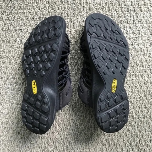 Men's / Unisex KEEN UNEEK SNK Slide On Slippers In Black/Black - Picture 10 of 16